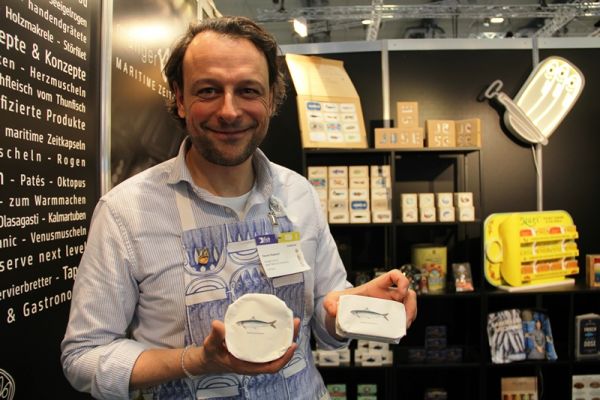 Daniel Rietdorf lance sa propre marque, Pyscis, avec ici deux variantes de conserves de sardine, dont la version « française » imite la boîte de camembert... (Photo : Solène Le Roux)