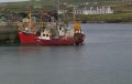 Arrivée d'un bateau de pêche dans un port irlandais