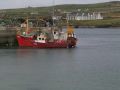 Arrivée d'un bateau de pêche dans un port irlandais