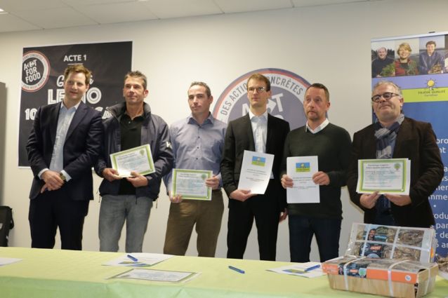 A gauche, Gaëtan de Lamberterie, directeur marée Carrefour France avec les signataires de la charte FQC Huîtres de Cancale.