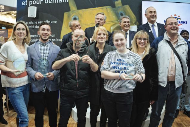 Les équipes gagnantes du challenge national des rayons marée de la grande distribution au Salon international de l’agriculture.